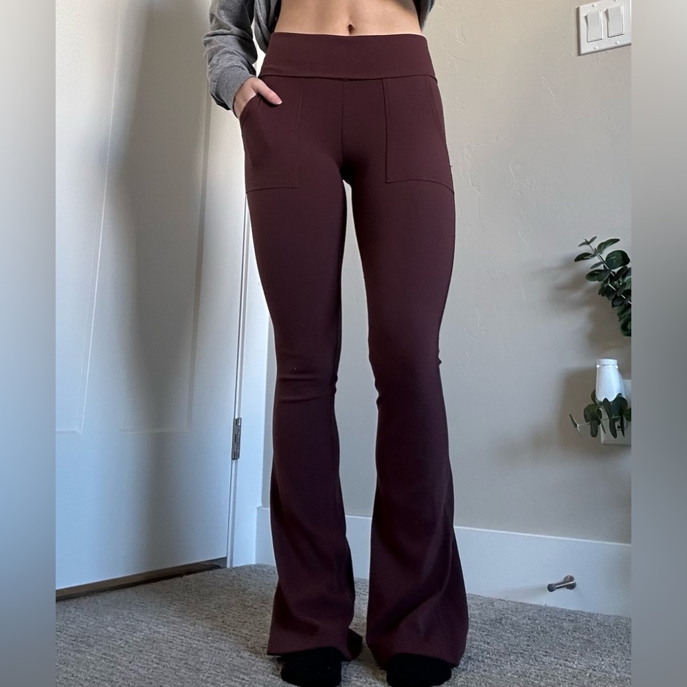 Maroon ribbed flare leggings!